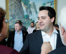 O governador Carlos Massa Ratinho Junior assinou nesta quarta-feira (31), no Palácio Iguaçu, um convênio com o Governo Federal que permitiu o repasse de R$ 102 milhões para o Consórcio Paraná Saúde, que, em parceria com 398 municípios, compra e faz a administração de medicamentos para atender a população pelo Sistema Único de Saúde (SUS).