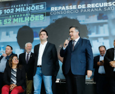 O governador Carlos Massa Ratinho Junior assinou nesta quarta-feira (31), no Palácio Iguaçu, um convênio com o Governo Federal que permitiu o repasse de R$ 102 milhões para o Consórcio Paraná Saúde, que, em parceria com 398 municípios, compra e faz a administração de medicamentos para atender a população pelo Sistema Único de Saúde (SUS).