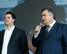 O governador Carlos Massa Ratinho Junior assinou nesta quarta-feira (31), no Palácio Iguaçu, um convênio com o Governo Federal que permitiu o repasse de R$ 102 milhões para o Consórcio Paraná Saúde, que, em parceria com 398 municípios, compra e faz a administração de medicamentos para atender a população pelo Sistema Único de Saúde (SUS).