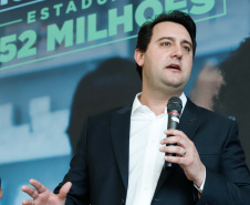 O governador Carlos Massa Ratinho Junior assinou nesta quarta-feira (31), no Palácio Iguaçu, um convênio com o Governo Federal que permitiu o repasse de R$ 102 milhões para o Consórcio Paraná Saúde, que, em parceria com 398 municípios, compra e faz a administração de medicamentos para atender a população pelo Sistema Único de Saúde (SUS).