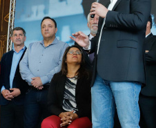 O governador Carlos Massa Ratinho Junior assinou nesta quarta-feira (31), no Palácio Iguaçu, um convênio com o Governo Federal que permitiu o repasse de R$ 102 milhões para o Consórcio Paraná Saúde, que, em parceria com 398 municípios, compra e faz a administração de medicamentos para atender a população pelo Sistema Único de Saúde (SUS).