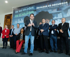 O governador Carlos Massa Ratinho Junior assinou nesta quarta-feira (31), no Palácio Iguaçu, um convênio com o Governo Federal que permitiu o repasse de R$ 102 milhões para o Consórcio Paraná Saúde, que, em parceria com 398 municípios, compra e faz a administração de medicamentos para atender a população pelo Sistema Único de Saúde (SUS).