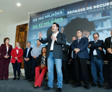 O governador Carlos Massa Ratinho Junior assinou nesta quarta-feira (31), no Palácio Iguaçu, um convênio com o Governo Federal que permitiu o repasse de R$ 102 milhões para o Consórcio Paraná Saúde, que, em parceria com 398 municípios, compra e faz a administração de medicamentos para atender a população pelo Sistema Único de Saúde (SUS).