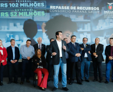 O governador Carlos Massa Ratinho Junior assinou nesta quarta-feira (31), no Palácio Iguaçu, um convênio com o Governo Federal que permitiu o repasse de R$ 102 milhões para o Consórcio Paraná Saúde, que, em parceria com 398 municípios, compra e faz a administração de medicamentos para atender a população pelo Sistema Único de Saúde (SUS).