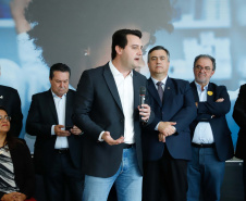 O governador Carlos Massa Ratinho Junior assinou nesta quarta-feira (31), no Palácio Iguaçu, um convênio com o Governo Federal que permitiu o repasse de R$ 102 milhões para o Consórcio Paraná Saúde, que, em parceria com 398 municípios, compra e faz a administração de medicamentos para atender a população pelo Sistema Único de Saúde (SUS).