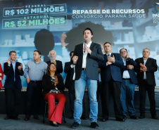 O governador Carlos Massa Ratinho Junior assinou nesta quarta-feira (31), no Palácio Iguaçu, um convênio com o Governo Federal que permitiu o repasse de R$ 102 milhões para o Consórcio Paraná Saúde, que, em parceria com 398 municípios, compra e faz a administração de medicamentos para atender a população pelo Sistema Único de Saúde (SUS).