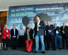O governador Carlos Massa Ratinho Junior assinou nesta quarta-feira (31), no Palácio Iguaçu, um convênio com o Governo Federal que permitiu o repasse de R$ 102 milhões para o Consórcio Paraná Saúde, que, em parceria com 398 municípios, compra e faz a administração de medicamentos para atender a população pelo Sistema Único de Saúde (SUS).