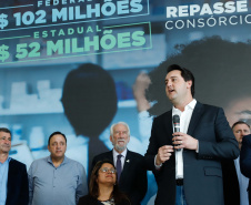 O governador Carlos Massa Ratinho Junior assinou nesta quarta-feira (31), no Palácio Iguaçu, um convênio com o Governo Federal que permitiu o repasse de R$ 102 milhões para o Consórcio Paraná Saúde, que, em parceria com 398 municípios, compra e faz a administração de medicamentos para atender a população pelo Sistema Único de Saúde (SUS).