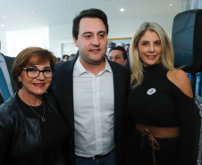 O governador Carlos Massa Ratinho Junior assinou nesta quarta-feira (31), no Palácio Iguaçu, um convênio com o Governo Federal que permitiu o repasse de R$ 102 milhões para o Consórcio Paraná Saúde, que, em parceria com 398 municípios, compra e faz a administração de medicamentos para atender a população pelo Sistema Único de Saúde (SUS).