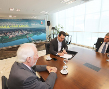 O governador Carlos Massa Ratinho Junior e o diretor-presidente da Itaipu, general Joaquim Silva e Luna, assinaram nesta quinta-feira (01), convênio para dar início à construção da segunda ponte ligando o Brasil ao Paraguai, em Foz do Iguaçu.Curitiba, 01-08-19.Foto: Arnaldo Alves / ANPr.