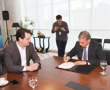 O governador Carlos Massa Ratinho Junior e o diretor-presidente da Itaipu, general Joaquim Silva e Luna, assinaram nesta quinta-feira (01), convênio para dar início à construção da segunda ponte ligando o Brasil ao Paraguai, em Foz do Iguaçu.Curitiba, 01-08-19.Foto: Arnaldo Alves / ANPr.