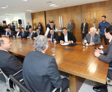 O governador Carlos Massa Ratinho Junior e o diretor-presidente da Itaipu, general Joaquim Silva e Luna, assinaram nesta quinta-feira (01), convênio para dar início à construção da segunda ponte ligando o Brasil ao Paraguai, em Foz do Iguaçu.Curitiba, 01-08-19.Foto: Arnaldo Alves / ANPr.