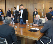 O governador Carlos Massa Ratinho Junior e o diretor-presidente da Itaipu, general Joaquim Silva e Luna, assinaram nesta quinta-feira (01), convênio para dar início à construção da segunda ponte ligando o Brasil ao Paraguai, em Foz do Iguaçu.Curitiba, 01-08-19.Foto: Arnaldo Alves / ANPr.