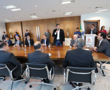 O governador Carlos Massa Ratinho Junior e o diretor-presidente da Itaipu, general Joaquim Silva e Luna, assinaram nesta quinta-feira (01), convênio para dar início à construção da segunda ponte ligando o Brasil ao Paraguai, em Foz do Iguaçu.Curitiba, 01-08-19.Foto: Arnaldo Alves / ANPr.