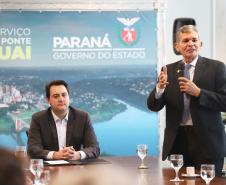 O governador Carlos Massa Ratinho Junior e o diretor-presidente da Itaipu, general Joaquim Silva e Luna, assinaram nesta quinta-feira (01), convênio para dar início à construção da segunda ponte ligando o Brasil ao Paraguai, em Foz do Iguaçu.Curitiba, 01-08-19.Foto: Arnaldo Alves / ANPr.