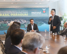 O governador Carlos Massa Ratinho Junior e o diretor-presidente da Itaipu, general Joaquim Silva e Luna, assinaram nesta quinta-feira (01), convênio para dar início à construção da segunda ponte ligando o Brasil ao Paraguai, em Foz do Iguaçu.Curitiba, 01-08-19.Foto: Arnaldo Alves / ANPr.