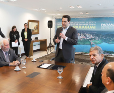 O governador Carlos Massa Ratinho Junior e o diretor-presidente da Itaipu, general Joaquim Silva e Luna, assinaram nesta quinta-feira (01), convênio para dar início à construção da segunda ponte ligando o Brasil ao Paraguai, em Foz do Iguaçu.Curitiba, 01-08-19.Foto: Arnaldo Alves / ANPr.