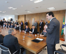 O governador Carlos Massa Ratinho Junior e o diretor-presidente da Itaipu, general Joaquim Silva e Luna, assinaram nesta quinta-feira (01), convênio para dar início à construção da segunda ponte ligando o Brasil ao Paraguai, em Foz do Iguaçu.Curitiba, 01-08-19.Foto: Arnaldo Alves / ANPr.