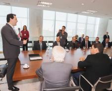 O governador Carlos Massa Ratinho Junior e o diretor-presidente da Itaipu, general Joaquim Silva e Luna, assinaram nesta quinta-feira (01), convênio para dar início à construção da segunda ponte ligando o Brasil ao Paraguai, em Foz do Iguaçu.Curitiba, 01-08-19.Foto: Arnaldo Alves / ANPr.