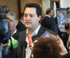 O governador Carlos Massa Ratinho Junior e o diretor-presidente da Itaipu, general Joaquim Silva e Luna, assinaram nesta quinta-feira (01), convênio para dar início à construção da segunda ponte ligando o Brasil ao Paraguai, em Foz do Iguaçu.Curitiba, 01-08-19.Foto: Arnaldo Alves / ANPr.