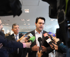O governador Carlos Massa Ratinho Junior e o diretor-presidente da Itaipu, general Joaquim Silva e Luna, assinaram nesta quinta-feira (01), convênio para dar início à construção da segunda ponte ligando o Brasil ao Paraguai, em Foz do Iguaçu.Curitiba, 01-08-19.Foto: Arnaldo Alves / ANPr.