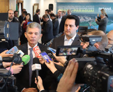 O governador Carlos Massa Ratinho Junior e o diretor-presidente da Itaipu, general Joaquim Silva e Luna, assinaram nesta quinta-feira (01), convênio para dar início à construção da segunda ponte ligando o Brasil ao Paraguai, em Foz do Iguaçu.Curitiba, 01-08-19.Foto: Arnaldo Alves / ANPr.