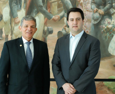 O governador Carlos Massa Ratinho Junior e o diretor-presidente da Itaipu, general Joaquim Silva e Luna, assinaram nesta quinta-feira (01), convênio para dar início à construção da segunda ponte ligando o Brasil ao Paraguai, em Foz do Iguaçu.