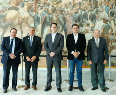 O governador Carlos Massa Ratinho Junior e o diretor-presidente da Itaipu, general Joaquim Silva e Luna, assinaram nesta quinta-feira (01), convênio para dar início à construção da segunda ponte ligando o Brasil ao Paraguai, em Foz do Iguaçu.