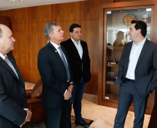 O governador Carlos Massa Ratinho Junior e o diretor-presidente da Itaipu, general Joaquim Silva e Luna, assinaram nesta quinta-feira (01), convênio para dar início à construção da segunda ponte ligando o Brasil ao Paraguai, em Foz do Iguaçu.