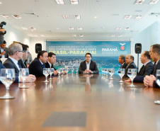 O governador Carlos Massa Ratinho Junior e o diretor-presidente da Itaipu, general Joaquim Silva e Luna, assinaram nesta quinta-feira (01), convênio para dar início à construção da segunda ponte ligando o Brasil ao Paraguai, em Foz do Iguaçu.