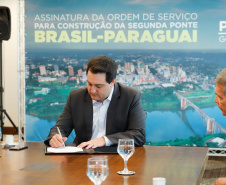 O governador Carlos Massa Ratinho Junior e o diretor-presidente da Itaipu, general Joaquim Silva e Luna, assinaram nesta quinta-feira (01), convênio para dar início à construção da segunda ponte ligando o Brasil ao Paraguai, em Foz do Iguaçu.