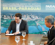 O governador Carlos Massa Ratinho Junior e o diretor-presidente da Itaipu, general Joaquim Silva e Luna, assinaram nesta quinta-feira (01), convênio para dar início à construção da segunda ponte ligando o Brasil ao Paraguai, em Foz do Iguaçu.
