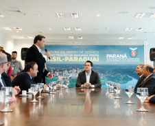 O governador Carlos Massa Ratinho Junior e o diretor-presidente da Itaipu, general Joaquim Silva e Luna, assinaram nesta quinta-feira (01), convênio para dar início à construção da segunda ponte ligando o Brasil ao Paraguai, em Foz do Iguaçu.