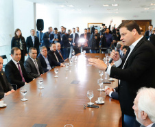 O governador Carlos Massa Ratinho Junior e o diretor-presidente da Itaipu, general Joaquim Silva e Luna, assinaram nesta quinta-feira (01), convênio para dar início à construção da segunda ponte ligando o Brasil ao Paraguai, em Foz do Iguaçu.