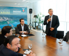 O governador Carlos Massa Ratinho Junior e o diretor-presidente da Itaipu, general Joaquim Silva e Luna, assinaram nesta quinta-feira (01), convênio para dar início à construção da segunda ponte ligando o Brasil ao Paraguai, em Foz do Iguaçu.