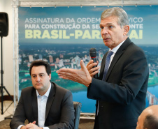 O governador Carlos Massa Ratinho Junior e o diretor-presidente da Itaipu, general Joaquim Silva e Luna, assinaram nesta quinta-feira (01), convênio para dar início à construção da segunda ponte ligando o Brasil ao Paraguai, em Foz do Iguaçu.