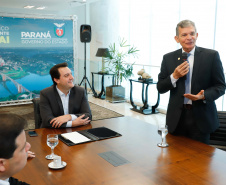 O governador Carlos Massa Ratinho Junior e o diretor-presidente da Itaipu, general Joaquim Silva e Luna, assinaram nesta quinta-feira (01), convênio para dar início à construção da segunda ponte ligando o Brasil ao Paraguai, em Foz do Iguaçu.