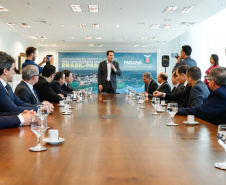 O governador Carlos Massa Ratinho Junior e o diretor-presidente da Itaipu, general Joaquim Silva e Luna, assinaram nesta quinta-feira (01), convênio para dar início à construção da segunda ponte ligando o Brasil ao Paraguai, em Foz do Iguaçu.
