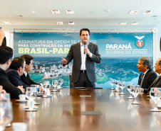 O governador Carlos Massa Ratinho Junior e o diretor-presidente da Itaipu, general Joaquim Silva e Luna, assinaram nesta quinta-feira (01), convênio para dar início à construção da segunda ponte ligando o Brasil ao Paraguai, em Foz do Iguaçu.