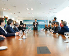 O governador Carlos Massa Ratinho Junior e o diretor-presidente da Itaipu, general Joaquim Silva e Luna, assinaram nesta quinta-feira (01), convênio para dar início à construção da segunda ponte ligando o Brasil ao Paraguai, em Foz do Iguaçu.