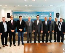 O governador Carlos Massa Ratinho Junior e o diretor-presidente da Itaipu, general Joaquim Silva e Luna, assinaram nesta quinta-feira (01), convênio para dar início à construção da segunda ponte ligando o Brasil ao Paraguai, em Foz do Iguaçu.