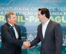 O governador Carlos Massa Ratinho Junior e o diretor-presidente da Itaipu, general Joaquim Silva e Luna, assinaram nesta quinta-feira (01), convênio para dar início à construção da segunda ponte ligando o Brasil ao Paraguai, em Foz do Iguaçu.