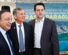 O governador Carlos Massa Ratinho Junior e o diretor-presidente da Itaipu, general Joaquim Silva e Luna, assinaram nesta quinta-feira (01), convênio para dar início à construção da segunda ponte ligando o Brasil ao Paraguai, em Foz do Iguaçu.