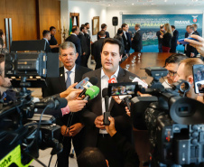 O governador Carlos Massa Ratinho Junior e o diretor-presidente da Itaipu, general Joaquim Silva e Luna, assinaram nesta quinta-feira (01), convênio para dar início à construção da segunda ponte ligando o Brasil ao Paraguai, em Foz do Iguaçu.