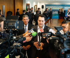 O governador Carlos Massa Ratinho Junior e o diretor-presidente da Itaipu, general Joaquim Silva e Luna, assinaram nesta quinta-feira (01), convênio para dar início à construção da segunda ponte ligando o Brasil ao Paraguai, em Foz do Iguaçu.