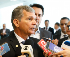 O governador Carlos Massa Ratinho Junior e o diretor-presidente da Itaipu, general Joaquim Silva e Luna, assinaram nesta quinta-feira (01), convênio para dar início à construção da segunda ponte ligando o Brasil ao Paraguai, em Foz do Iguaçu.