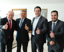 O governador Carlos Massa Ratinho Junior e o diretor-presidente da Itaipu, general Joaquim Silva e Luna, assinaram nesta quinta-feira (01), convênio para dar início à construção da segunda ponte ligando o Brasil ao Paraguai, em Foz do Iguaçu.