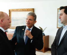 O governador Carlos Massa Ratinho Junior e o diretor-presidente da Itaipu, general Joaquim Silva e Luna, assinaram nesta quinta-feira (01), convênio para dar início à construção da segunda ponte ligando o Brasil ao Paraguai, em Foz do Iguaçu.