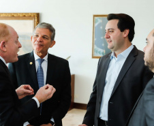 O governador Carlos Massa Ratinho Junior e o diretor-presidente da Itaipu, general Joaquim Silva e Luna, assinaram nesta quinta-feira (01), convênio para dar início à construção da segunda ponte ligando o Brasil ao Paraguai, em Foz do Iguaçu.