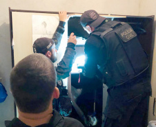 A Polícia Civil do Paraná (PCPR), o Ministério Público e a Polícia Militar iniciaram uma operação contra associação criminosa envolvida com o tráfico de drogas nas cidades de Ubiratã, Juranda e Campina da Lagoa. Policiais estão nas ruas desde as primeiras horas da manhã desta quinta-feira (1) para cumprir 80 mandados judiciais. Foto: Divulgação/PCPR
